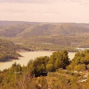 Atraktivno građevinsko zemljište - pogled na jezero Butoniga