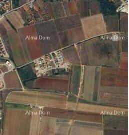 Atraktivno građevinsko zemljište za izgradnju stambene zgrade, Umag – 500 m od mora!