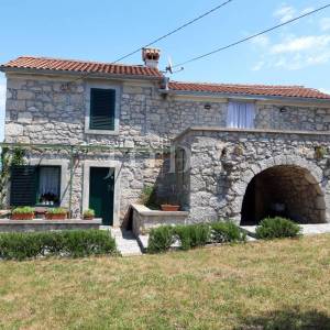 Autohtona kamena kuća s bazenom - otok Krk
