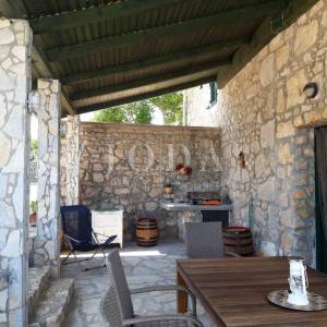 Autohtona kamena kuća s bazenom - otok Krk