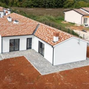 BARBAN, Kožljani - Kuća-dupleks (desni dio). Ekološko mjesto, do mora 15 minuta. Useljivo - ljeto 2025.