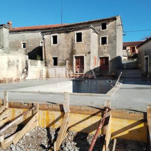 Barban, okolica, dvije kuće za adaptaciju sa bazenom