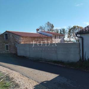 Barban, okolica stancija sa dvije kuće, pomoćnim objektom i bazenom