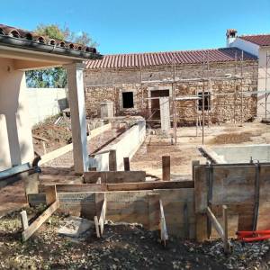 Barban, okolica stancija sa dvije kuće, pomoćnim objektom i bazenom