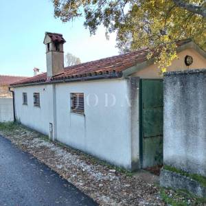 Barban, okolica stancija sa dvije kuće, pomoćnim objektom i bazenom