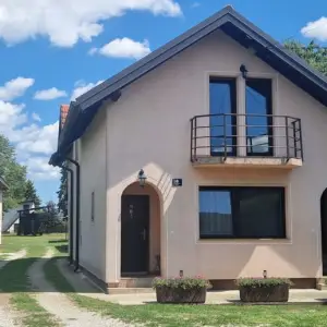 BREZOVICA, KUĆA SA 2 STANA, POMOĆNA ZGRADA ( STAN) I VELIKA OKUĆNICA (
