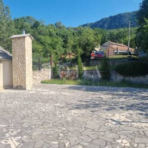 Bribir, autohtona kuća, okućnica, pogled na more