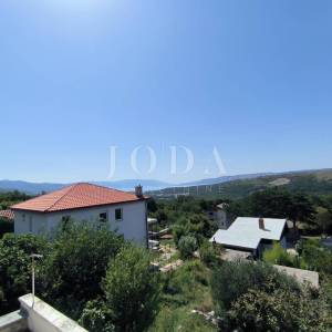 Bribir, autohtona kuća, okućnica, pogled na more