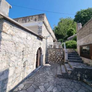 Bribir, autohtona kuća, okućnica, pogled na more