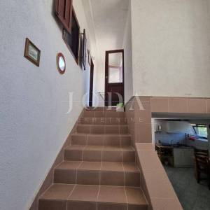 Bribir, autohtona kuća, okućnica, pogled na more