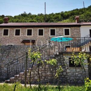 Bribir, dvije povezane kuće s prostranom okućnicom