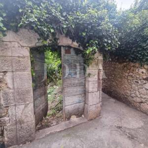 Bribir, građevinski teren sa ucrtanom kućom