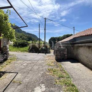 Bribir, kamena kuća sa pogledom na more