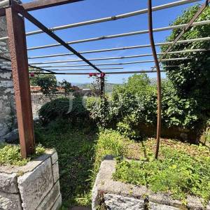 Bribir, kamena kuća sa pogledom na more