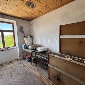 Bribir, kamena kuća sa pogledom na more