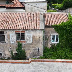 Bribir, kamena kuća sa pogledom na more