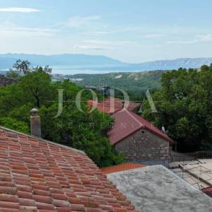 Bribir, kamena kuća sa pogledom na more
