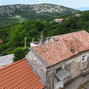Bribir, kamena kuća sa pogledom na more