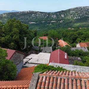Bribir, kamena kuća sa pogledom na more