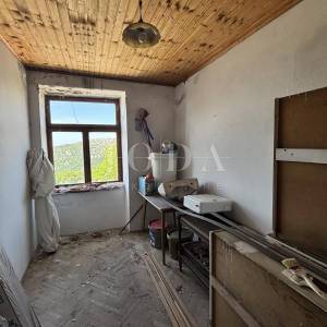 Bribir, kamena kuća sa pogledom na more