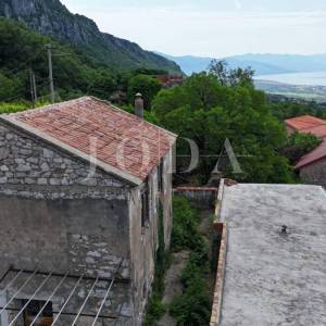 Bribir, kamena kuća sa pogledom na more