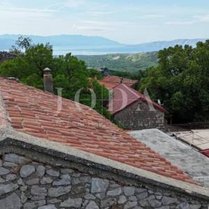 Bribir, kamena kuća sa pogledom na more