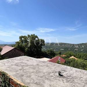 Bribir, kamena kuća sa pogledom na more