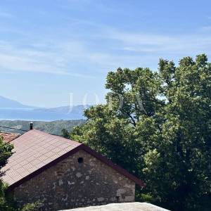 Bribir, kamena kuća sa pogledom na more