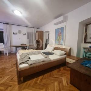 Bribir, kuća sa dva stana