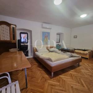Bribir, kuća sa dva stana
