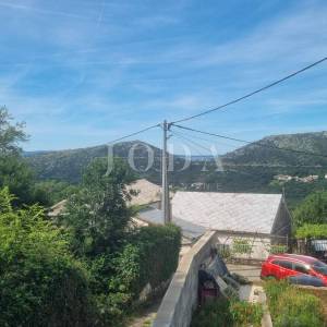 Bribir, kuća sa okućnicom