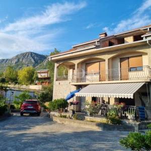 Bribir, kuća sa prostranom okućnicom