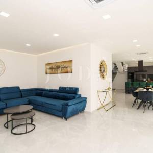 Bribir moderna villa s bazenom i pogledom na more