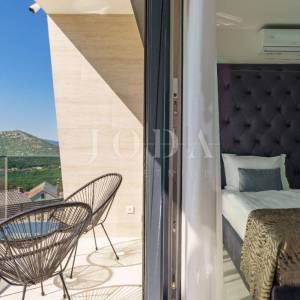 Bribir moderna villa s bazenom i pogledom na more