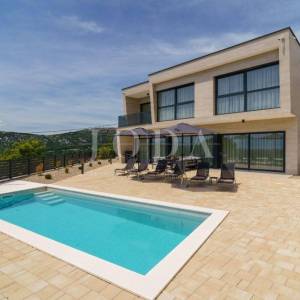 Bribir moderna villa s bazenom i pogledom na more