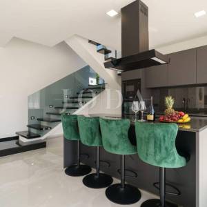 Bribir moderna villa s bazenom i pogledom na more