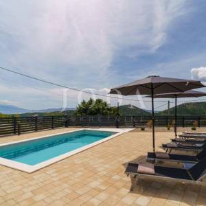 Bribir moderna villa s bazenom i pogledom na more
