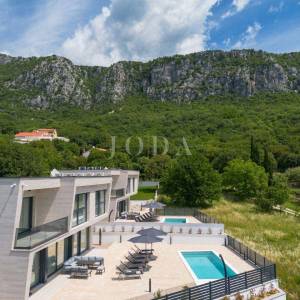 Bribir moderna villa s bazenom i pogledom na more