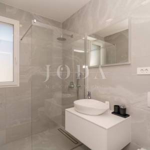 Bribir moderna villa s bazenom i pogledom na more