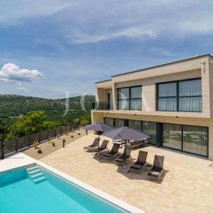 Bribir moderna villa s bazenom i pogledom na more