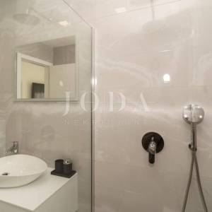 Bribir moderna villa s bazenom i pogledom na more