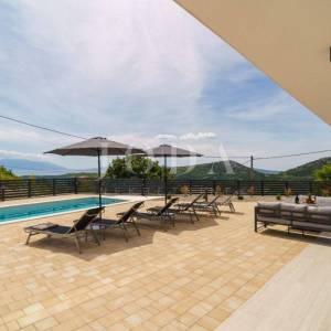 Bribir moderna villa s bazenom i pogledom na more