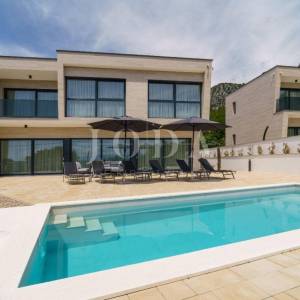 Bribir moderna villa s bazenom i pogledom na more