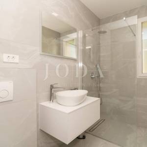 Bribir moderna villa s bazenom i pogledom na more