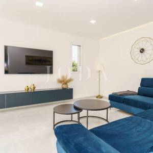 Bribir moderna villa s bazenom i pogledom na more