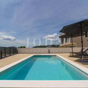 Bribir moderna villa s bazenom i pogledom na more