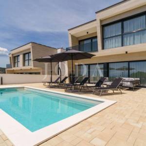 Bribir moderna villa s bazenom i pogledom na more