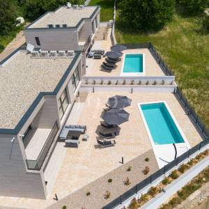 Bribir moderna villa s bazenom i pogledom na more