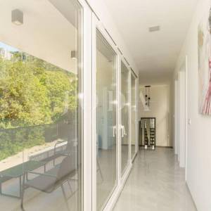 Bribir moderna villa s bazenom i pogledom na more