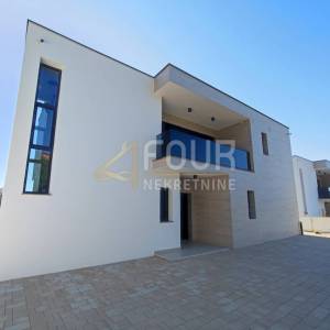 Bribir, novogradnja, moderna vila s bazenom